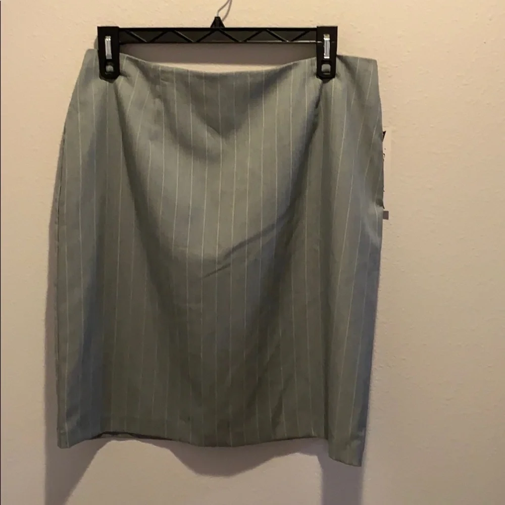 Women’s Skirt Gray pin striped. Lined. Size 16.NWT​​​​​​​​​​​​​​​​​